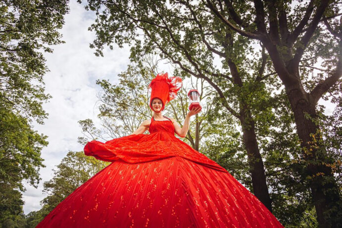 Foto Heart attack - vrouw in monumentale rode jurk