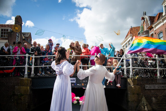 foto Karavaan op Alkmaar Pride met twee personen in bruidsjurk op bootje