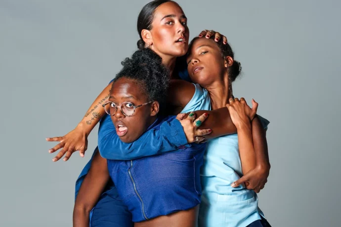 Drie jonge vrouwen in pose