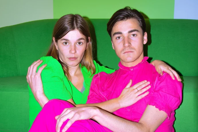Twee jonge mensen in roze en groen