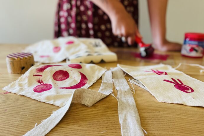 Vlaggen die worden bestempeld met roze verf