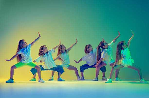 dansende meiden in een pose