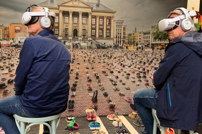 2 mannen zitten met een VR-bril op